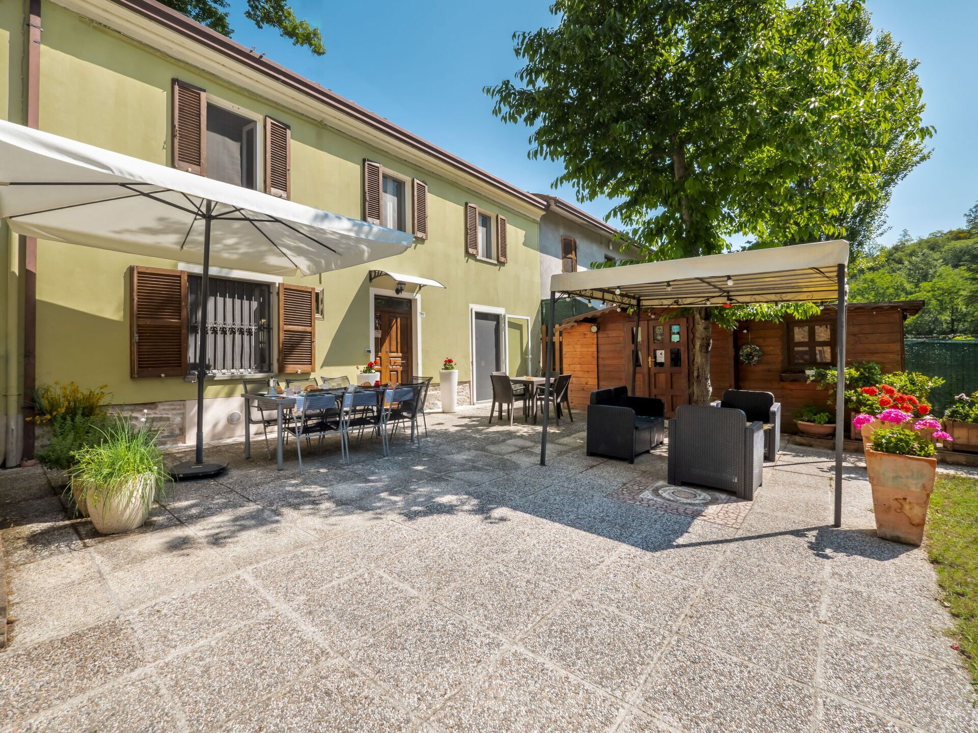 Pflanze, Gebäude, Himmel, Eigentum, Fenster, Blumentopf, Baum, Strassenbelag, Schatten, Haus