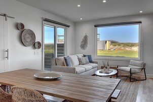 Deluxe-værelse - flere senge - terrasse | Opholdsområde | 50-tommers smart-tv med digitale kanaler, tv, Netflix