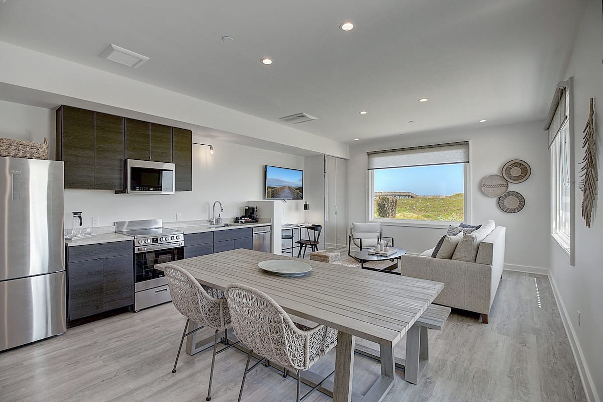 Una cocina moderna con comedor, electrodomésticos integrados y un amplio ventanal con vistas.