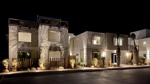 Un immeuble résidentiel moderne à plusieurs étages, doté d’une entrée sécurisée, de nombreuses fenêtres et d’un aménagement paysager bien entretenu.