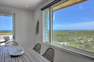 Deluxe-værelse - 1 kingsize-seng med sovesofa - strandudsigt | Udsigt over resort