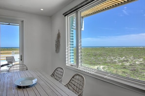 Chambre Deluxe, 1 très grand lit et 1 canapé-lit, vue plage | Vue sur le complexe touristique