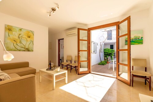 Ground floor apartment near the sea for 5 guests with patio and private bbq