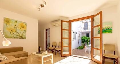 Ground floor apartment near the sea for 5 guests with patio and private bbq