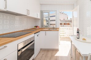 Kylskåp, mikrovågsugn, ugn och diskmaskin