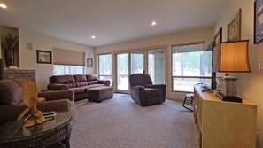 House, Multiple Beds, Hot Tub | Living room