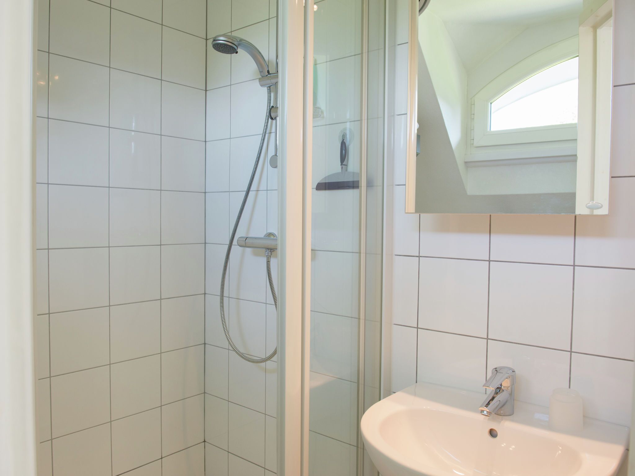 Appartement | Badkamer | Een douche, handdoeken