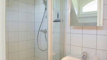 Appartement | Badkamer | Een douche, handdoeken