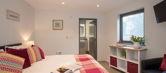 The Mount,  2 ensuite double rooms by The Royal William Yard