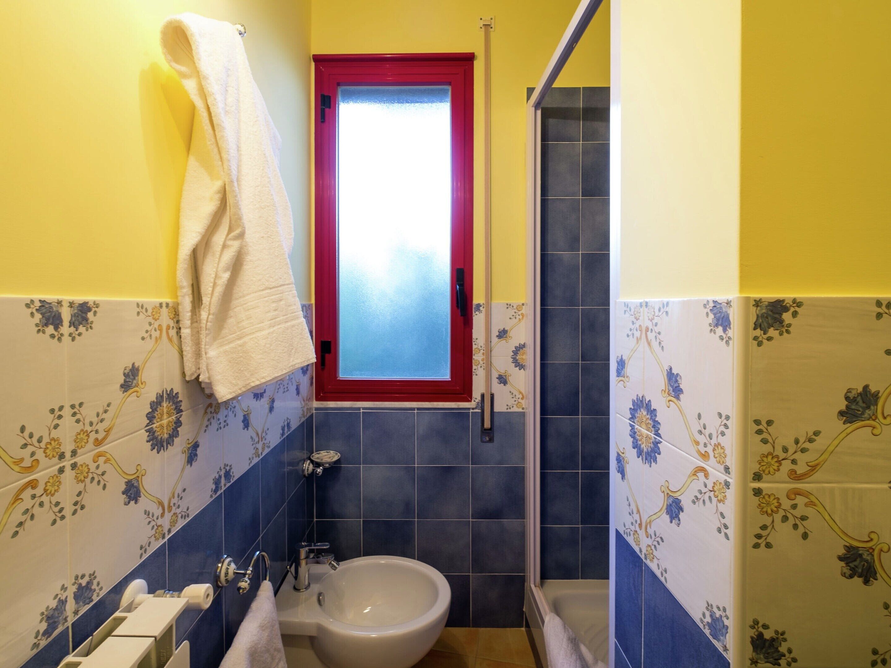 Egy fürdőszoba bidével, WC-vel és zuhanyzóval.