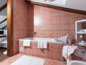 Villa | Bathroom | Combined shower/tub, towels