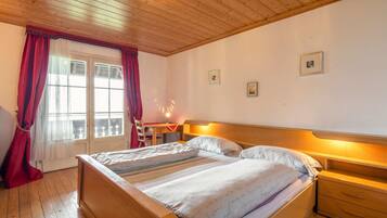 House | 9 bedrooms, individually furnished, iron/ironing board, bed sheets