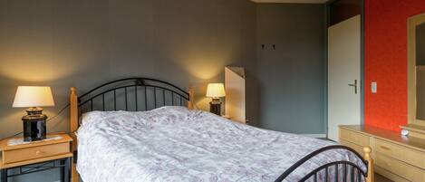 House | 5 bedrooms, individually furnished, bed sheets