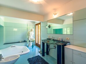 Bathroom - Villa With Private Pool and View of the Lake (Trarego Viggiona)