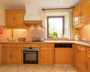 Casa | Cocina privada | Frigorífico, microondas, lavavajillas y trona infantil