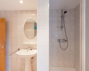 House | Bathroom - Holiday Home with Sauna, Garden, Terrace, BBQ & Fireplace (Waimes)