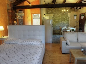 House | 1 bedroom, individually furnished