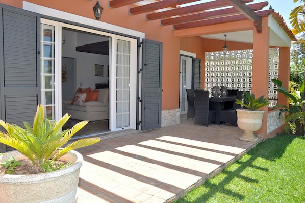 Villa | Balcony - Villa in Quiet Area with Private Pool near Golf Courses & Marina (Loulé)