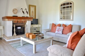 Villa | Living room - Villa in Quiet Area with Private Pool near Golf Courses & Marina (Loulé)