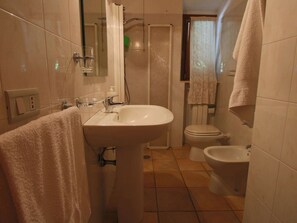 Bathroom - Farmhouse with Spacious Garden in Maremma Region near sea (Grosseto)
