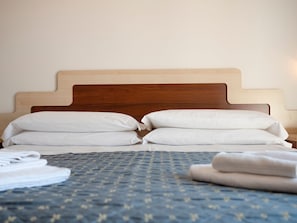 Cribs/infant beds, bed sheets