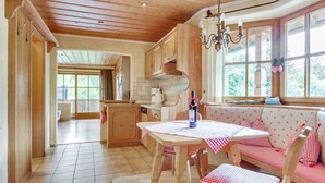 Un interior de madera con una mesa de comedor, sillas y un banco.