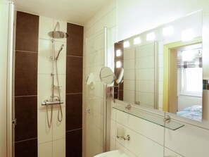 Apartment | Bathroom | Shower, towels