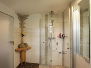 Apartment | Bathroom | Shower, towels