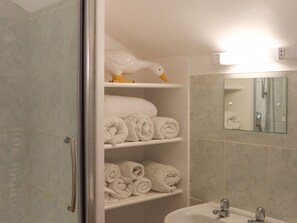 Bathtub, towels - Beautiful, Spacious Cottage Offering Views of the River Nar (King's Lynn)