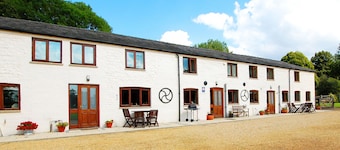 Beautiful, Spacious Cottage Offering Views of the River Nar