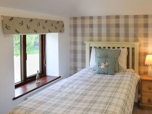 3 bedrooms, individually furnished, bed sheets - Beautiful, Spacious Cottage Offering Views of the River Nar (King's Lynn)