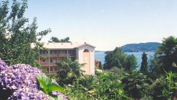 Un hôtel avec vue sur un lac et des montagnes.