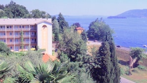 Un hôtel à étages, doté d’une tour imposante et offrant une vue sur la mer.