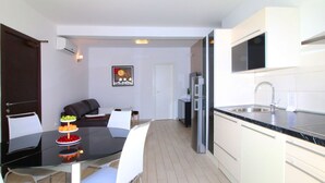Private kitchen - Modernistic Apartment in Primosten With Pool (Primosten)