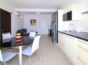 Coffee/tea maker, fridge, microwave, dishwasher - Modernistic Apartment in Primosten With Pool (Primosten)