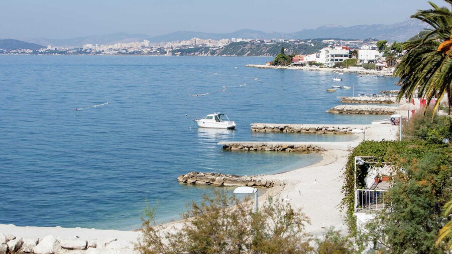 Modern Apartment in Podstrana with Hot Tub