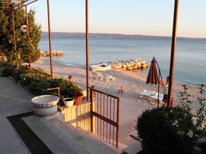 Apartment | Balcony - Modern Apartment in Podstrana with Hot Tub (Podstrana)