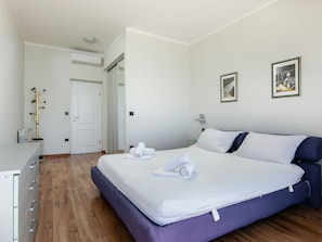 Apartment | 2 bedrooms, bed sheets - Modern Apartment in Podstrana with Hot Tub (Podstrana)