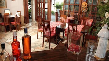 Apartment | Dining