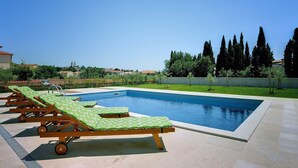 Outdoor pool - Modern Villa Consisting of two Apartments With Private Pool, Near the Beach (Medulin)
