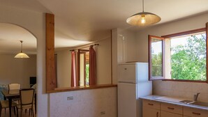 Talo | Yksityinen keittiö | Kahvin-/teenkeitin, jääkaappi, mikroaaltouuni, uuni