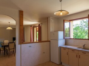 Ferienhaus | Eigene Küche | Wasserkocher mit Kaffee-/Teezubehör, Kühlschrank, Mikrowelle, Ofen