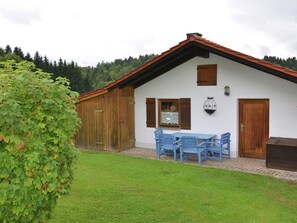 Apartment | Balcony - Cozy Holiday Home with Large Garden near City of Passau & Austria (Breitenberg)