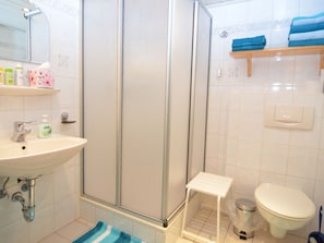 Apartment | Bathroom | Shower, towels - Cozy Holiday Home with Large Garden near City of Passau & Austria (Breitenberg)