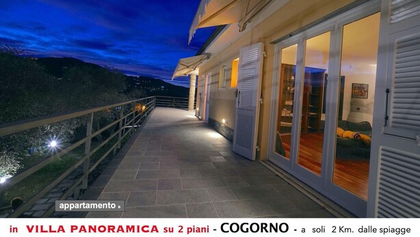 Une villa à deux étages dotée d’un balcon donnant sur un paysage pittoresque.