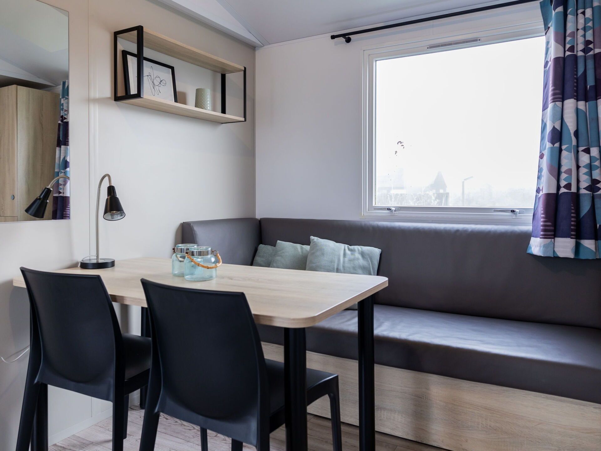 Tabelle, Möbel, Eigentum, Couch, Fenster, Komfort, Holz, Interior Design, Bilderrahmen, Stuhl