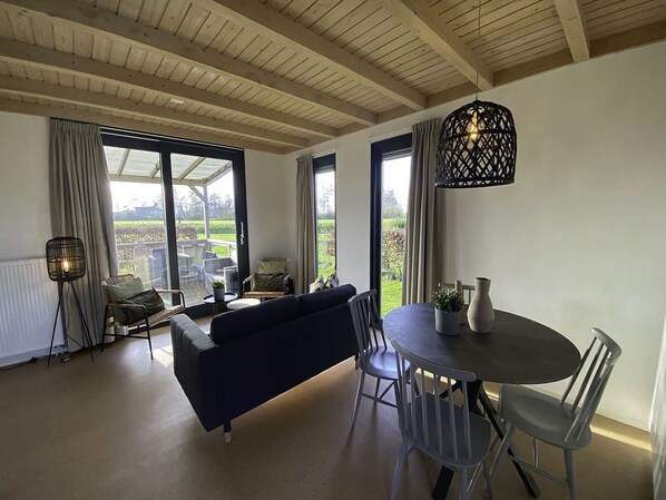 TV - Wonderful private villa for 4 guests with WIFI, TV, terrace and pets allowed (Drachten)