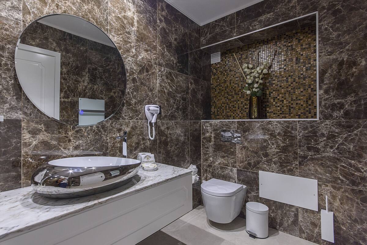 suite (8) | bathroom | shower, hair dryer, slippers, towels