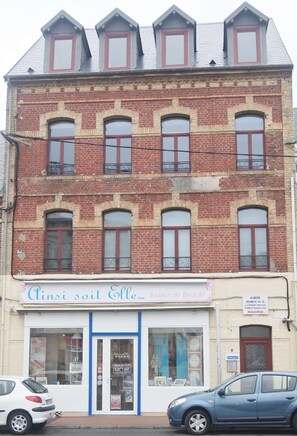 A multi-story building with a storefront labeled "Institut de Beauté". - Appartement n°8 au 3ème Étage Sans Ascenseur (Berck-sur-mer)