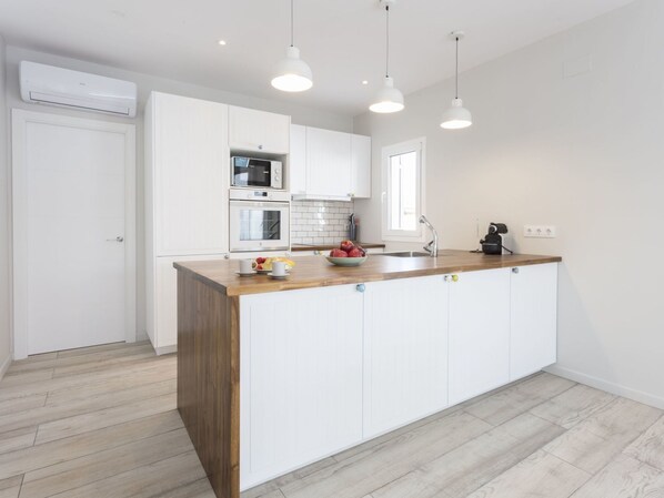 Four à micro-ondes, un four, lave-vaisselle, chaise haute